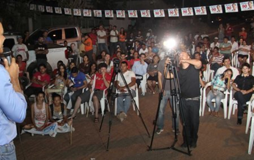 Do palanque, Ataídes provoca adversários