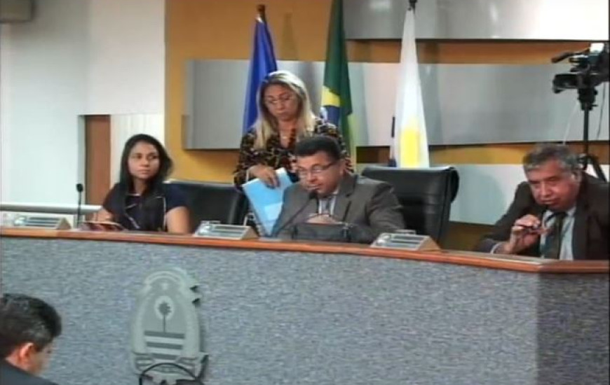 Folha convocou outra sessão para esta terça-feira, 16