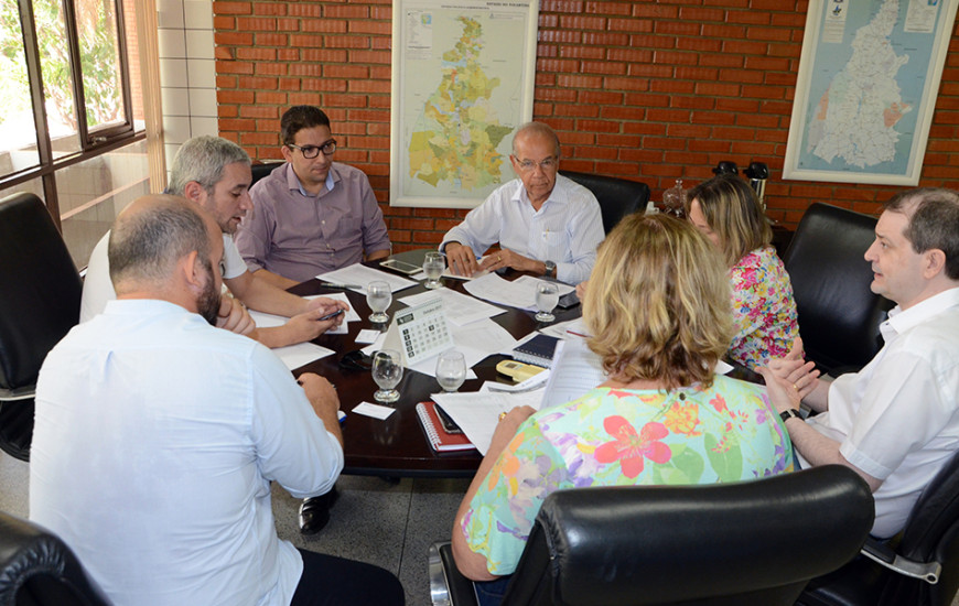 Secretário e técnicos se reuniram ontem