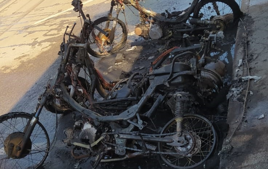 Motos ficaram destruídas