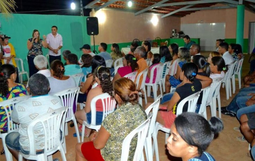 Cláudia participa de reunião no Aureny III