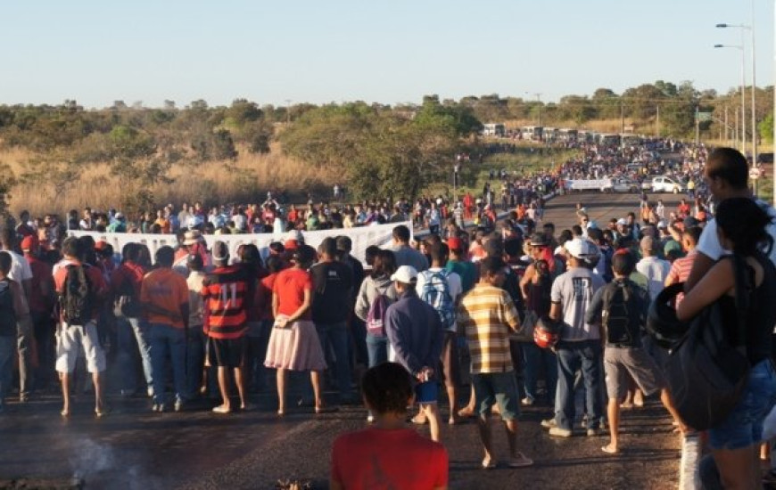 Avenida Theotônio Segurado foi bloqueada