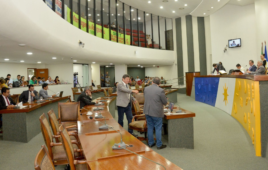 Pauta extensa de votações em Plenário.