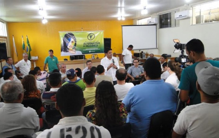 Mais de 100 pessoas participaram da reunião