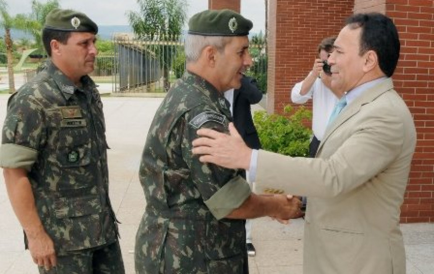 Governador em exercício recebe visita