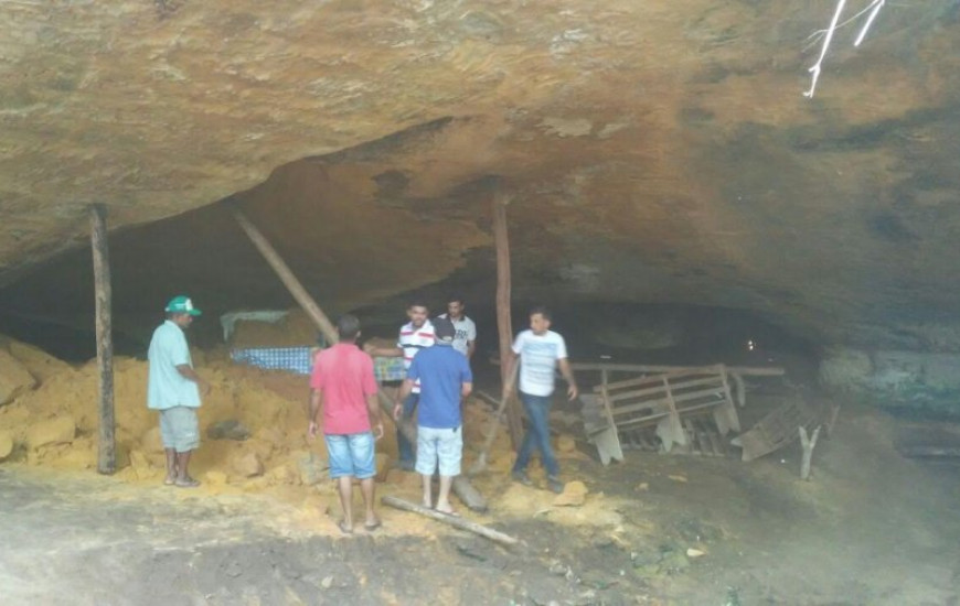 Fiéis participavam de missa na gruta