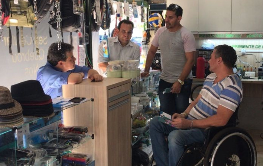 Candidato dialogou com populares e apresentou propostas para o comércio