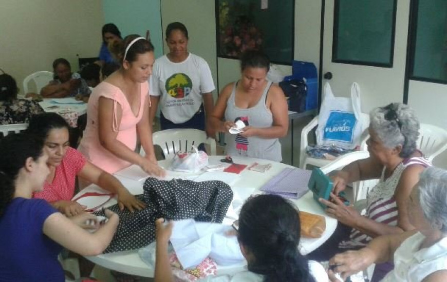 Oficina gratuita ensina fazer decoração natalina