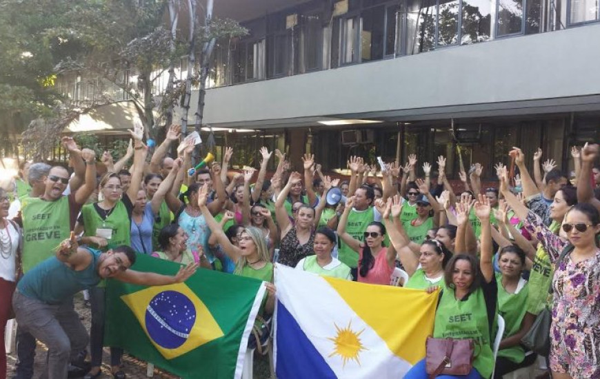 Grevistas continuam na frente da Secad