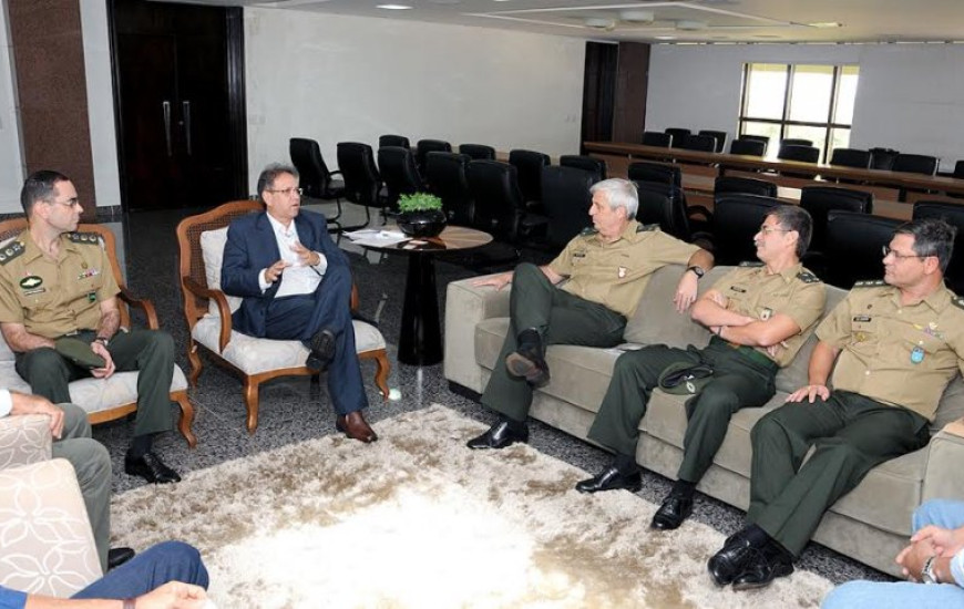 Miranda recebeu comitiva do Exército no Palácio