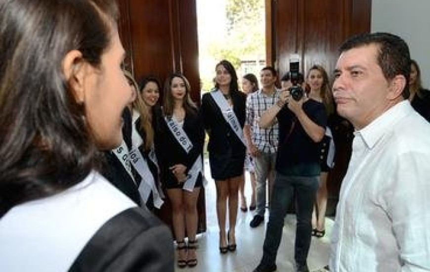 Prefeito com candidatas