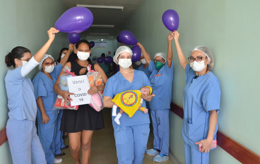 Profissionais do HMDR comemoram a alta da primeira recém-nascida curada.
