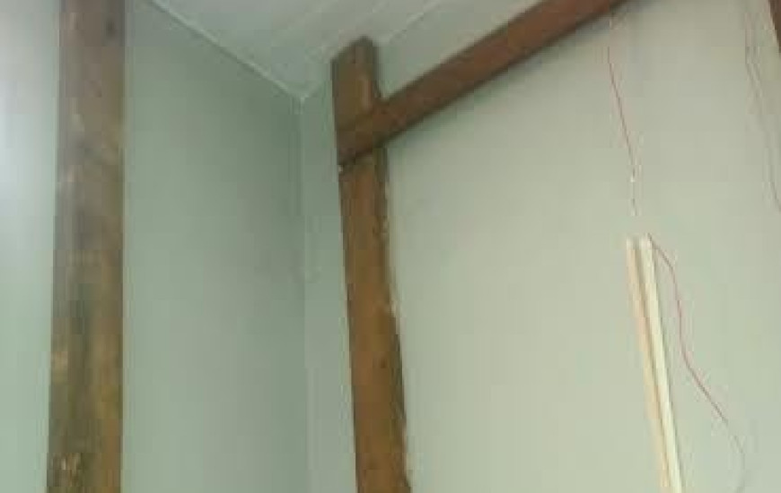 Estacas sustentam paredes