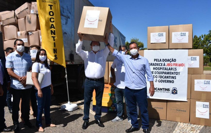 Antonio Andrade e Governador Mauro Carlesse durante entrega de EPIs.