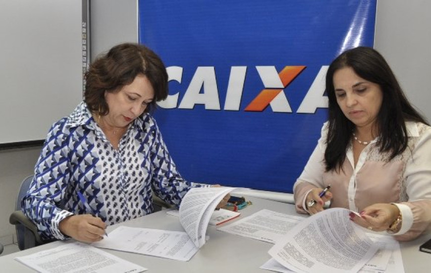 Katia Abreu assina contratos