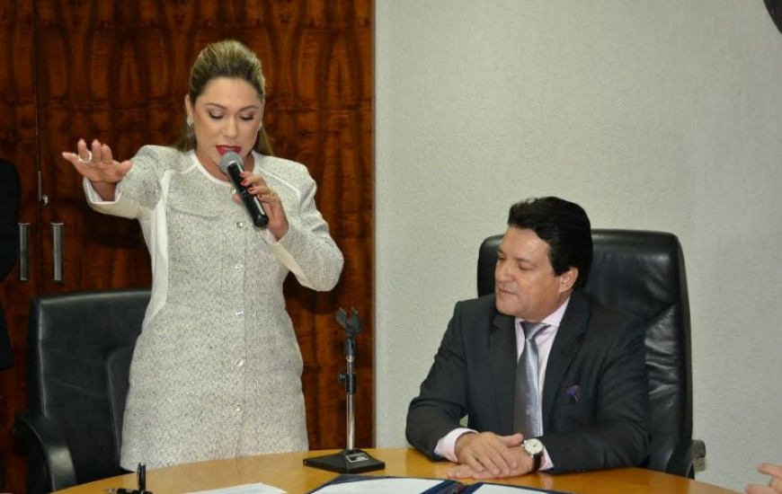 Luana assina ato formal e faz juramento