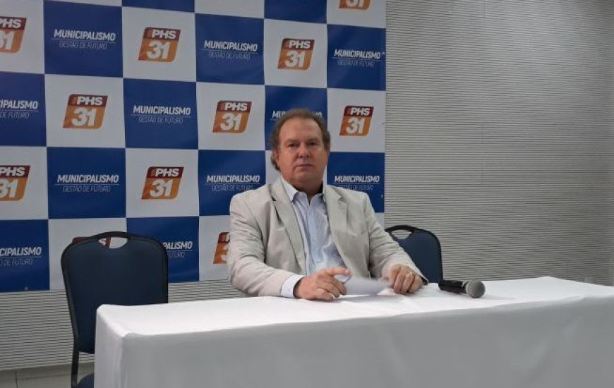 Deputado realiza coletiva à imprensa