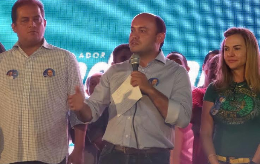 Marilis de blusa verde ao lado de Sandoval