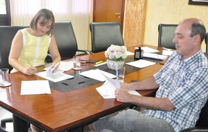 Secretária assina contrato