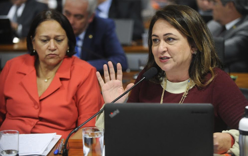 Kátia Abreu critica supersalários