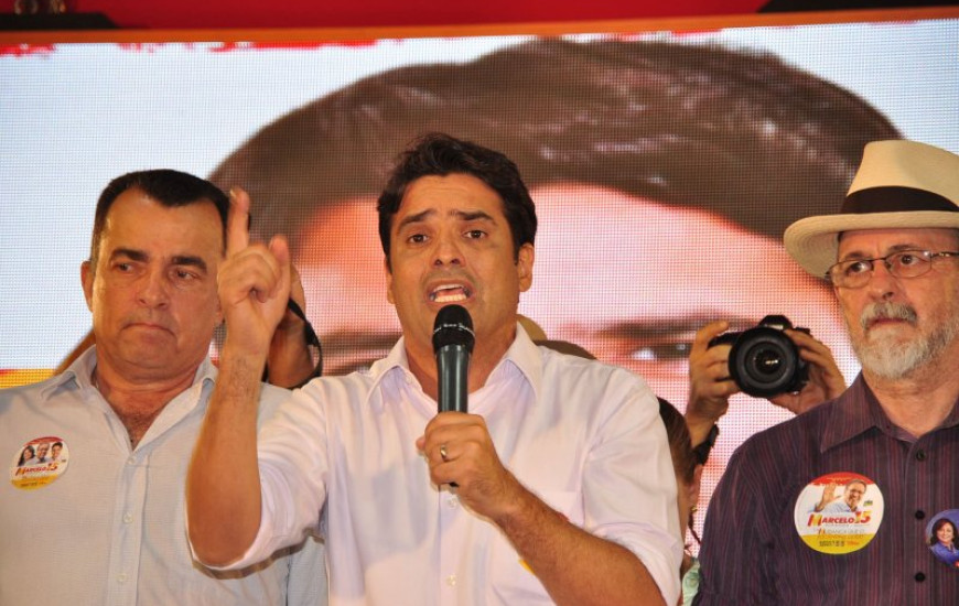 Lelis discursa em comício no Aureny III