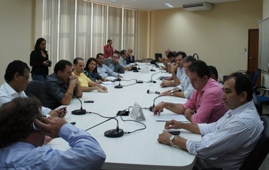 Secretário se justifica, mas não convence