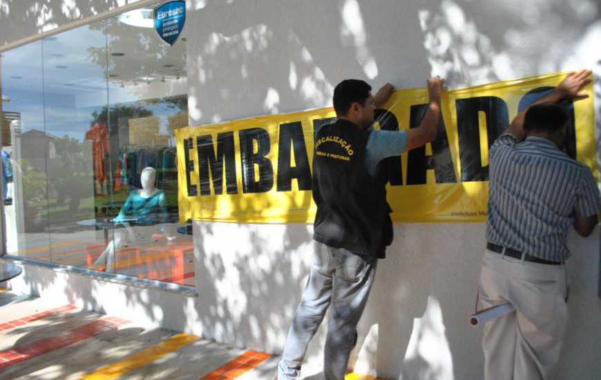 Loja embargada por fiscais da prefeitura