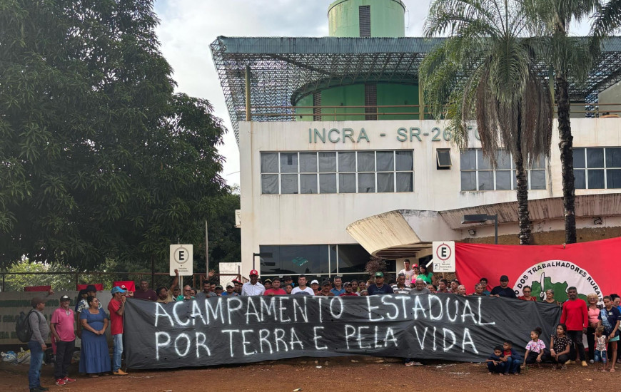 Famílias Sem Terra estão acampadas em frente a sede do Incra 