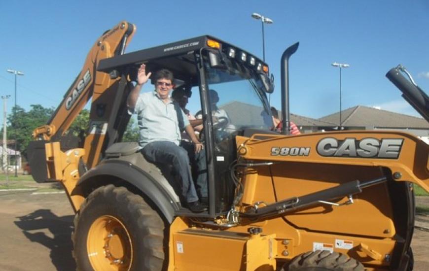 Júnior Coimbra entrega máquina