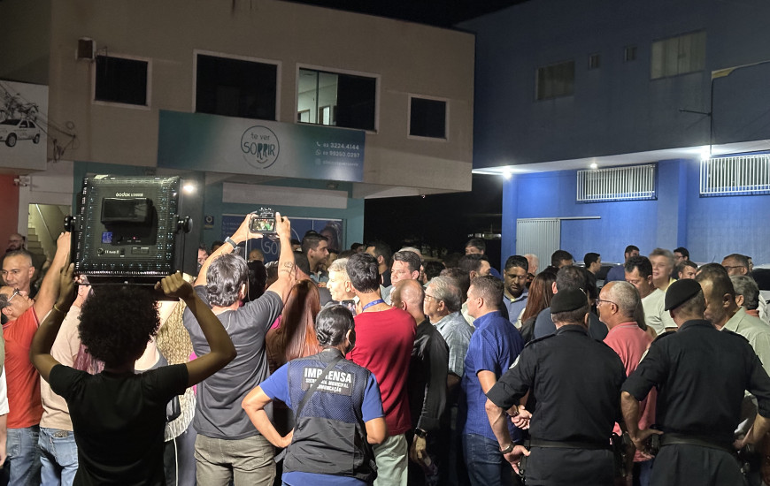 Prefeito Eduardo entrega iluminação na LO-10