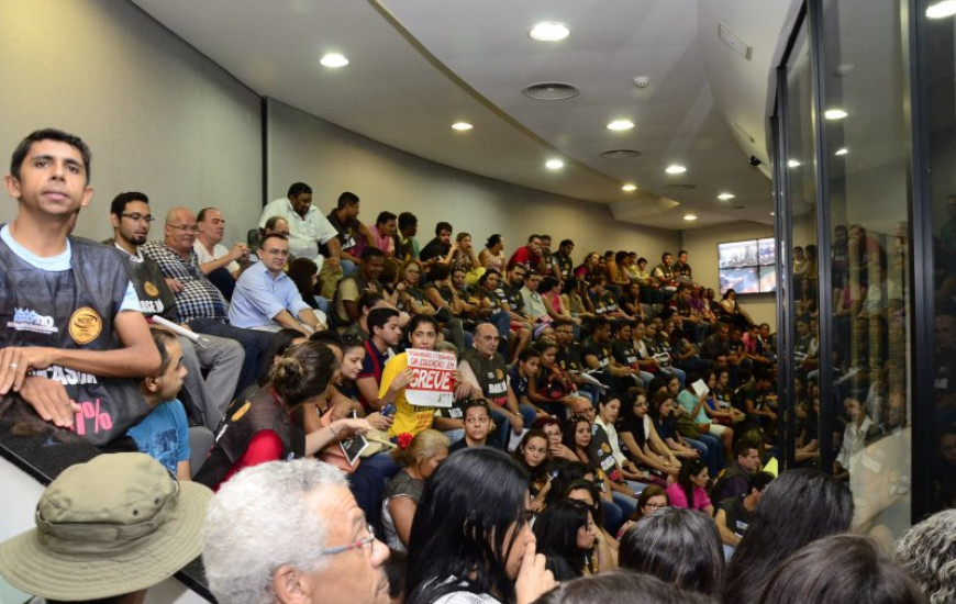 Servidores lotaram plenário da AL