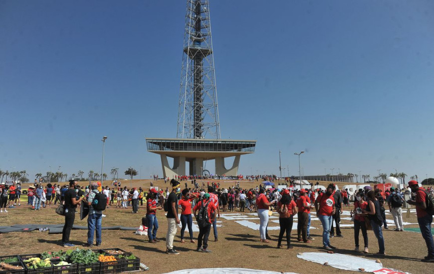 Grupo de manifestantes protestam contra Bolsonaro em Brasília 