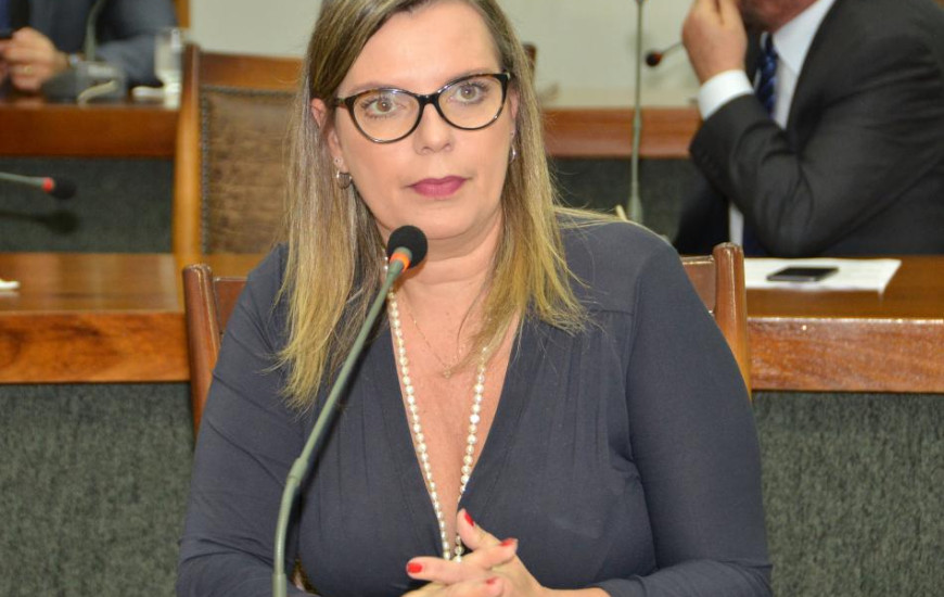 Claudia Lelis autora do requerimento.