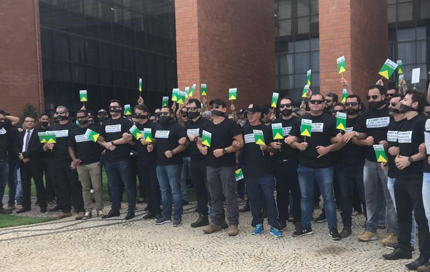 Policiais civis manifestam na porta da AL 