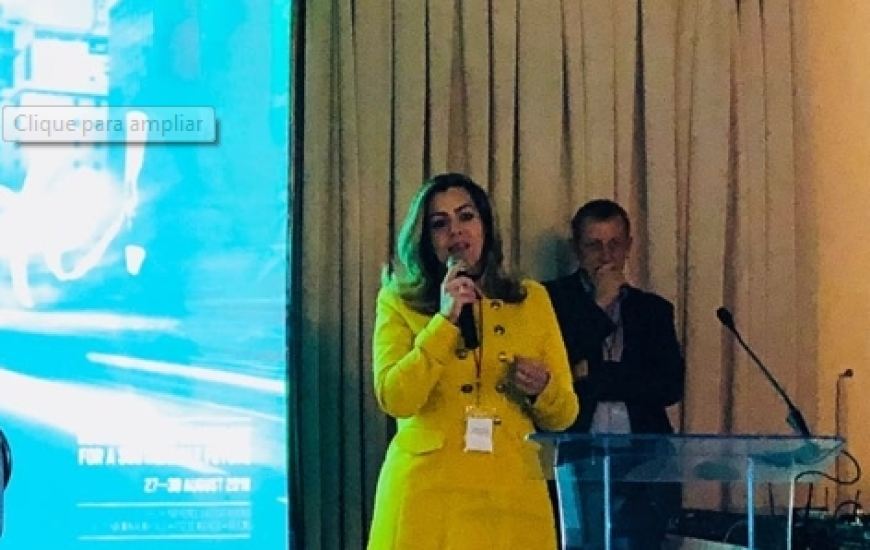 Cinthia Ribeiro no Green Your Bus Rid