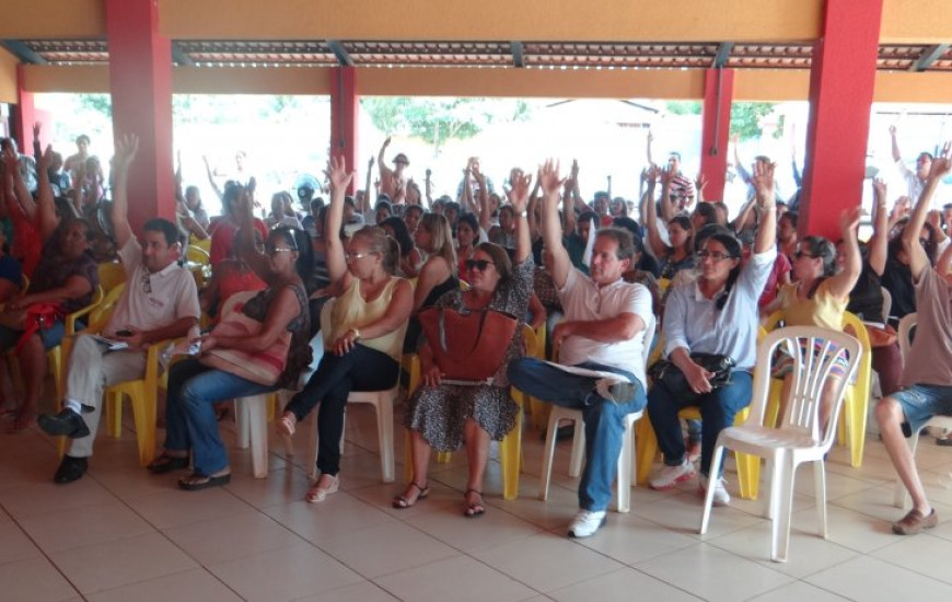 Em assembleia servidores suspendem greve