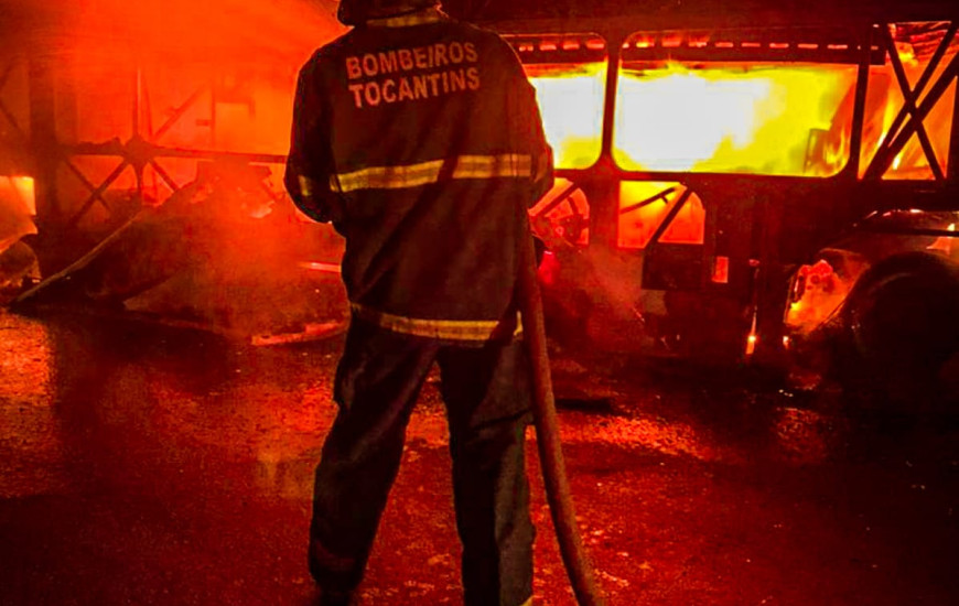 Bombeiro militar uso jato de água para conter fogo em ônibus