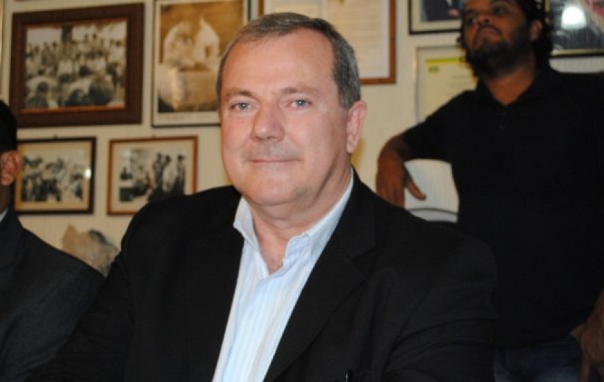 Omar Henneman entrega cargo