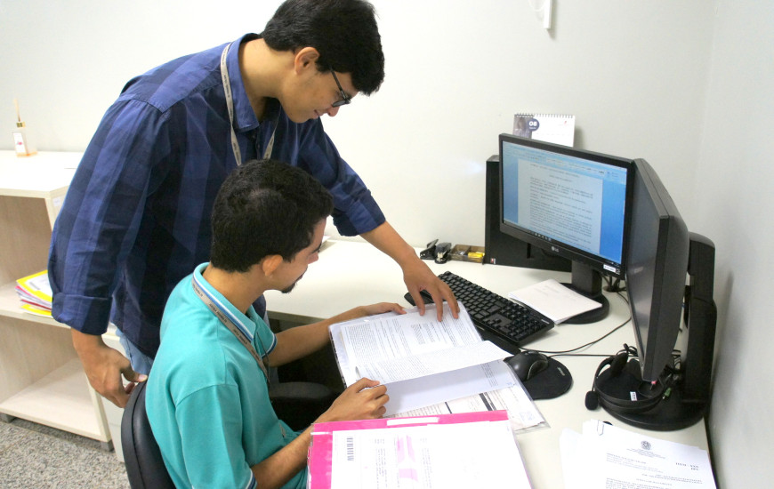 Estagiários recebem uma bolsa mensal de R$ 856,00