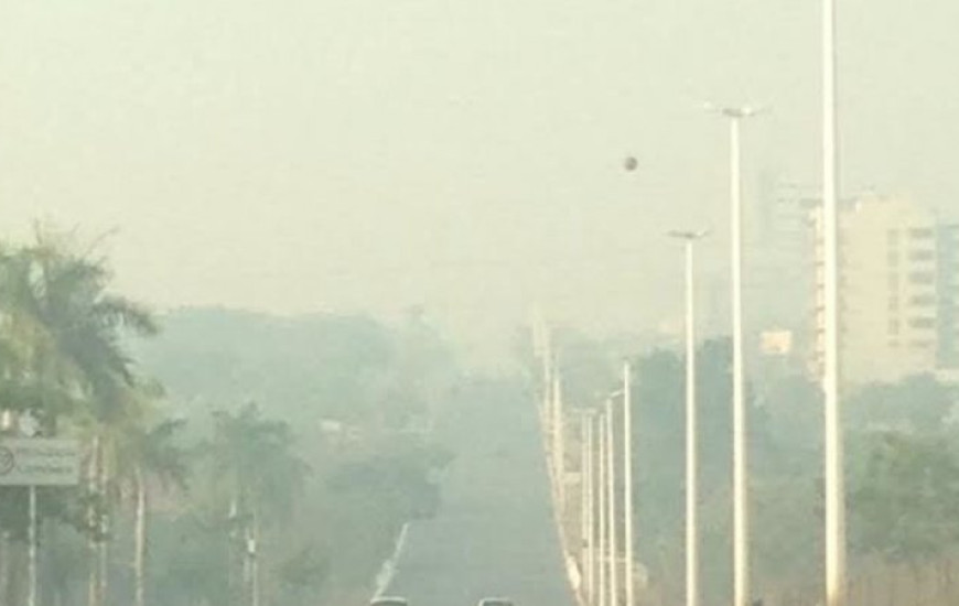 Ruas estão frequentemente encobertas por fumaça