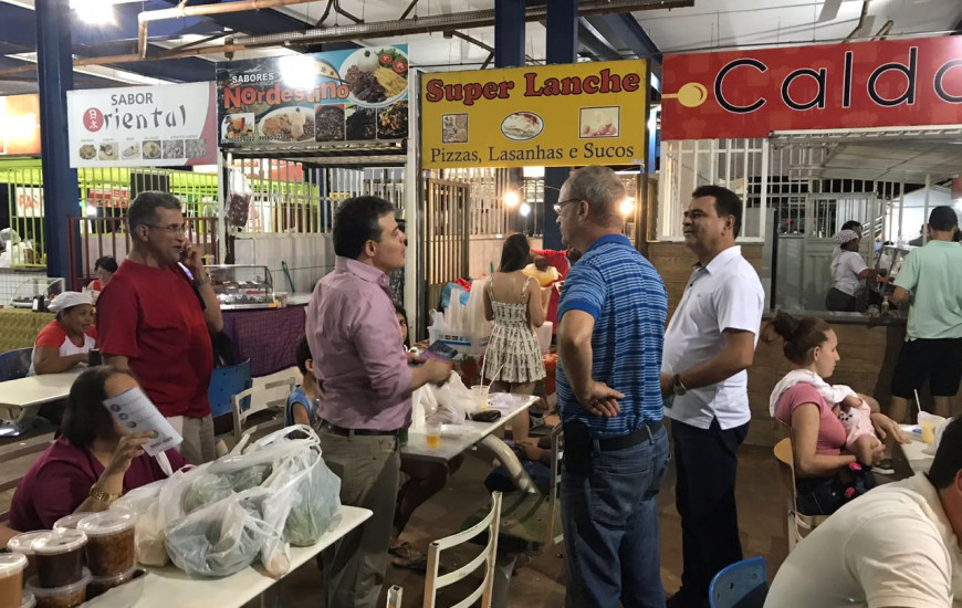Candidato conversa com feirantes e visitantes