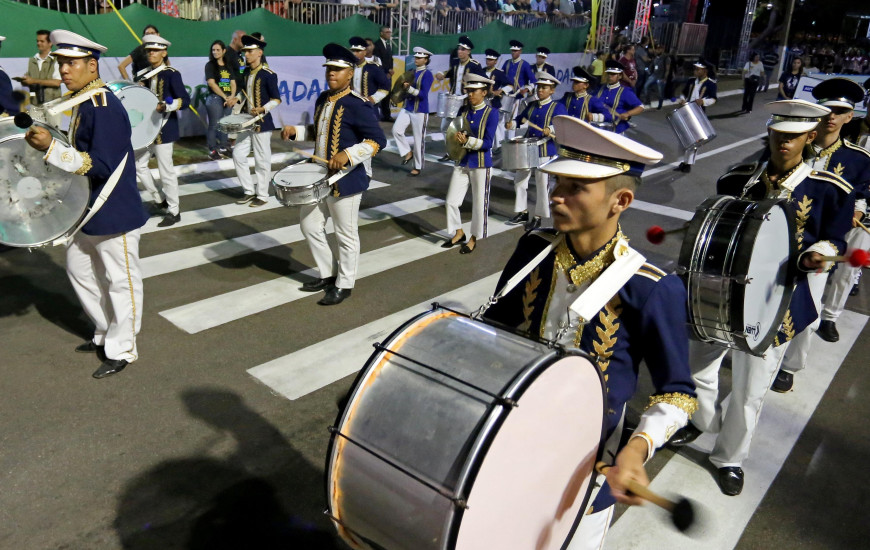 Desfile das fanfarras, escolas e militares atrações do desfile da Independência