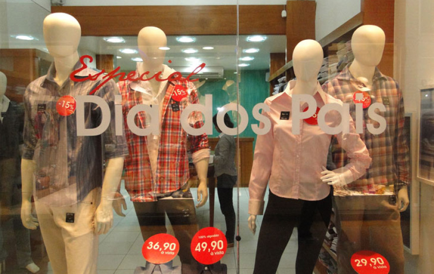 Lojas investem em vitrines.