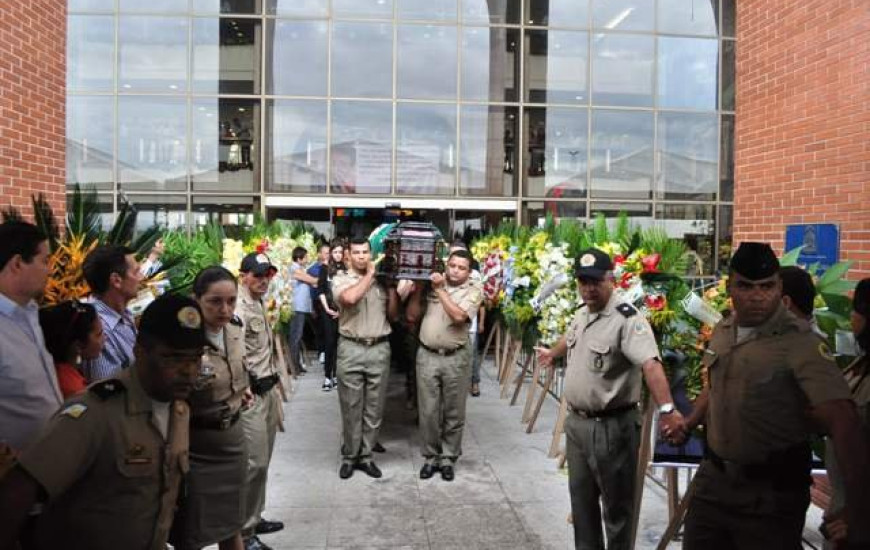 Senador é carregado por militares