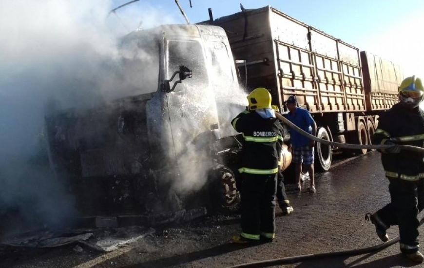 Bombeiros apagam incêndio na TO-335