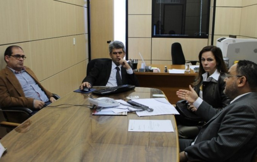 Dorinha em reunião discutindo emenda