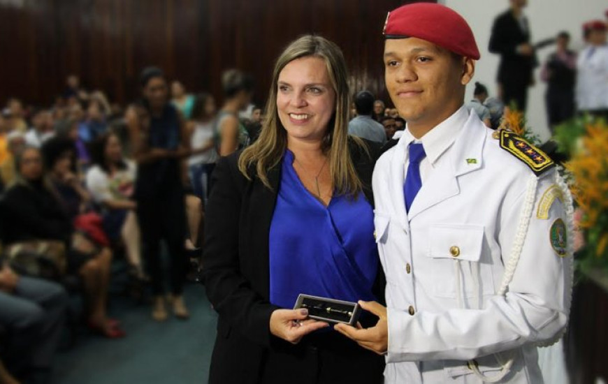 Vice-governadora acompanha formatura