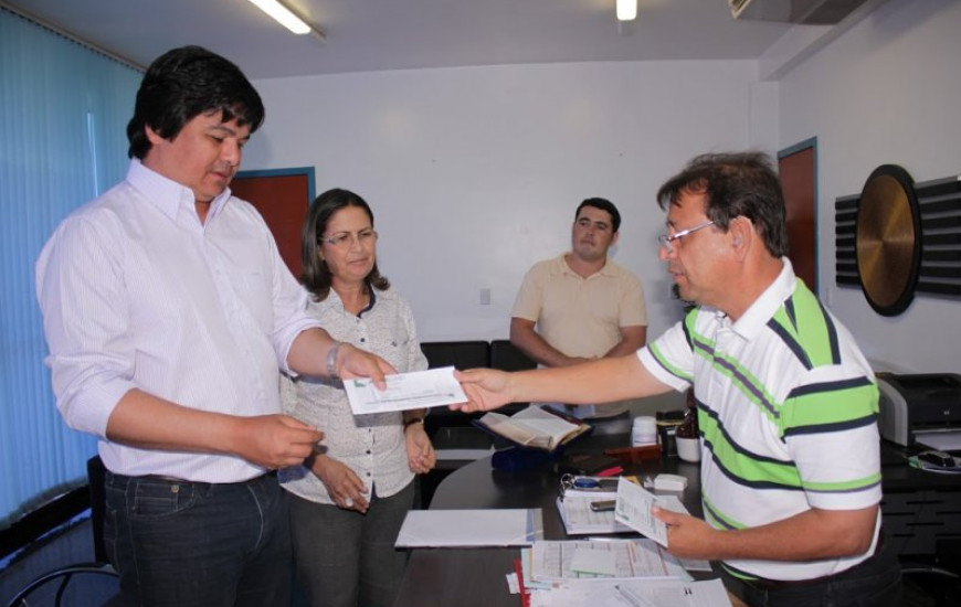 Prefeito firma parceria