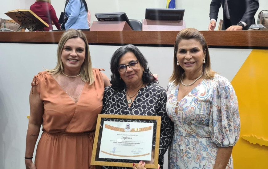A deputada homenageou a ex-delegada da mulher de Palmas, Guilhermina Ribeiro
