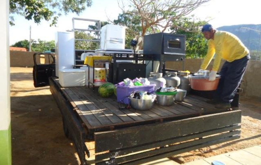 Comida é transportada em caminhão de lixo